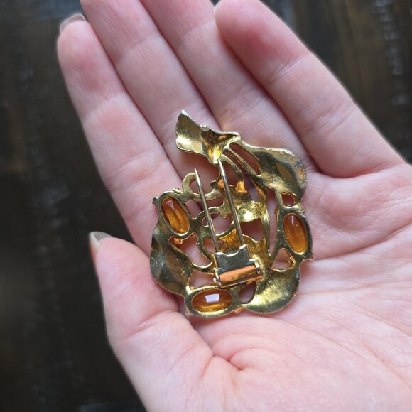 Vintage Set of 2 Gold Tone Lapel Pins Leaf Motif Yellow Stone Brooch Retro Glam - Picture 4 of 5